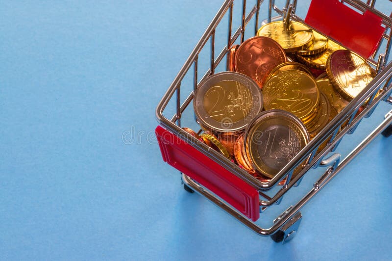 Ein Warenkorb mit Euromünzen lizenzfreie stockfotos Ein Warenkorb mit Euromünzen lizenzfreie stockfotos