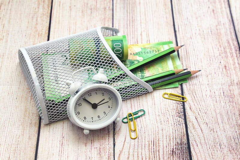 Ein Wecker, ein russisches Geld und Bleistifte lizenzfreie stockfotos Ein Wecker, ein russisches Geld und Bleistifte lizenzfreie stockfotos