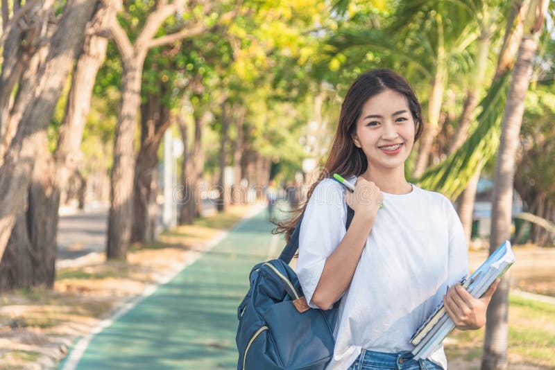 Ein weiblicher Student, der ein Buch beim L?gen auf dem Park liest lizenzfreie stockfotografie Ein weiblicher Student, der ein Buch beim L?gen auf dem Park liest lizenzfreie stockfotografie