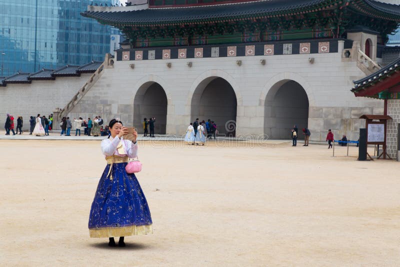 Ein weiblicher Tourist, der koreanisches traditionelles Kostüm, hanbok, ein selfie herein nehmend trägt stockfotos Ein weiblicher Tourist, der koreanisches traditionelles Kostüm, hanbok, ein selfie herein nehmend trägt stockfotos