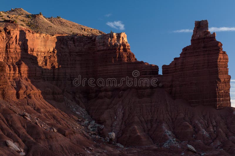 Ein weicher Sonnenuntergang am Kamin-Felsen im Kapitol-Riff-Nationalpark, Utah lizenzfreie stockbilder Ein weicher Sonnenuntergang am Kamin-Felsen im Kapitol-Riff-Nationalpark, Utah lizenzfreie stockbilder