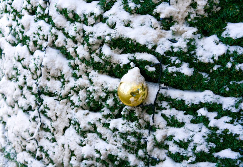 Ein Weihnachtsbaum mit Spielzeug ist nah. glückliches neues Jahr lizenzfreie stockfotografie
