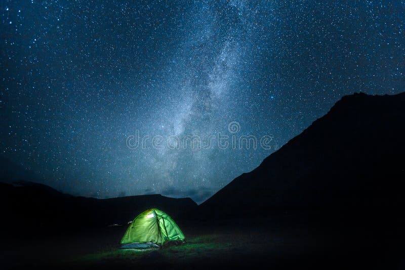 Ein Zelt glüht unter einen nächtlichen Himmel milchiger Mai voll von den Sternen Elbrus N stockfotografie Ein Zelt glüht unter einen nächtlichen Himmel milchiger Mai voll von den Sternen Elbrus N stockfotografie