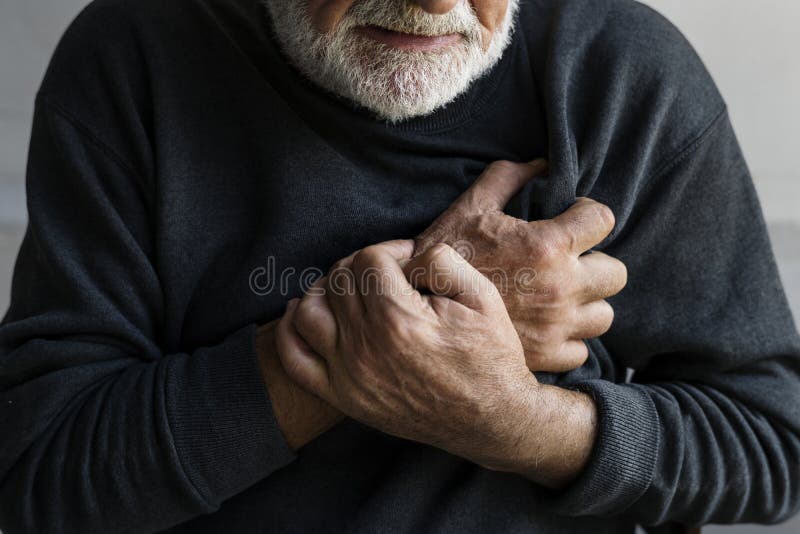 Ein älterer Mann hat einen Herzinfarkt mit Schmerz in der Brust