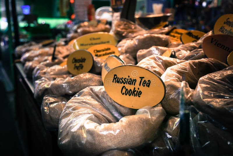 Einblick in den Verkauf des russischen Teekuchen-Kuchens auf dem Markt für lokale Produkte stockfoto Einblick in den Verkauf des russischen Teekuchen-Kuchens auf dem Markt für lokale Produkte stockfoto