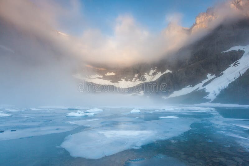 Einbuchtungsnebel über Eisbergsee, Glacier Nationalpark stockfotografie Einbuchtungsnebel über Eisbergsee, Glacier Nationalpark stockfotografie