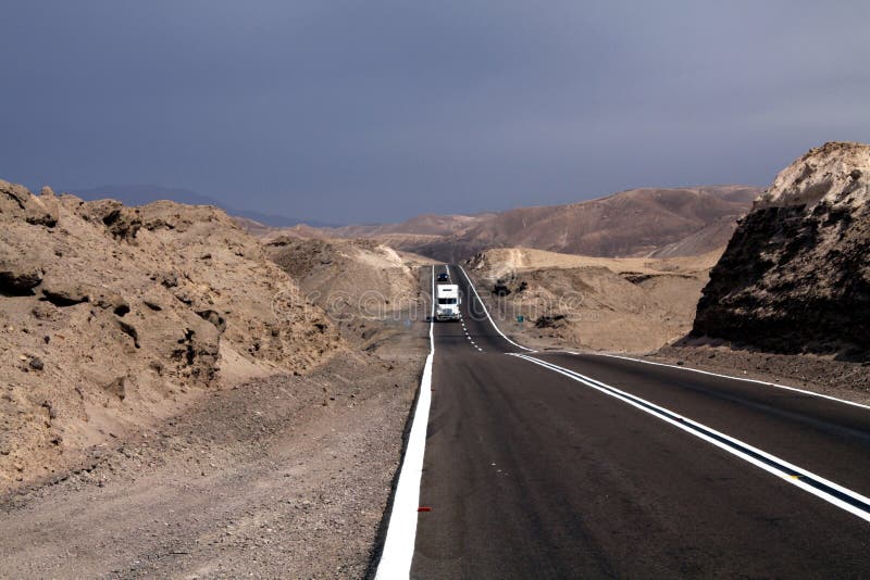 Eindeloze Panamericana Ruta 5 door onvruchtbaar landschap in het Noorden van Chili, Atacama-woestijn royalty-vrije stock afbeeldingen Eindeloze Panamericana Ruta 5 door onvruchtbaar landschap in het Noorden van Chili, Atacama-woestijn royalty-vrije stock afbeeldingen