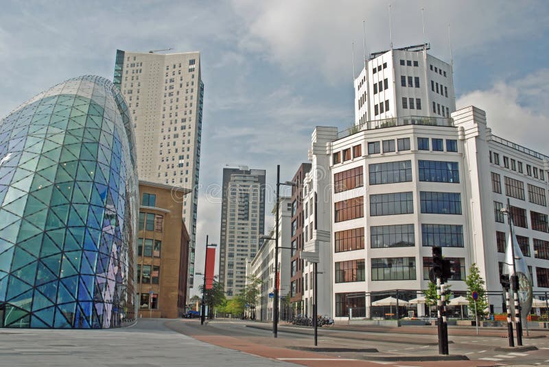 Centro monumentos () dama (blanco dama) (Senor marrón) a edificios el edificio a una gota.