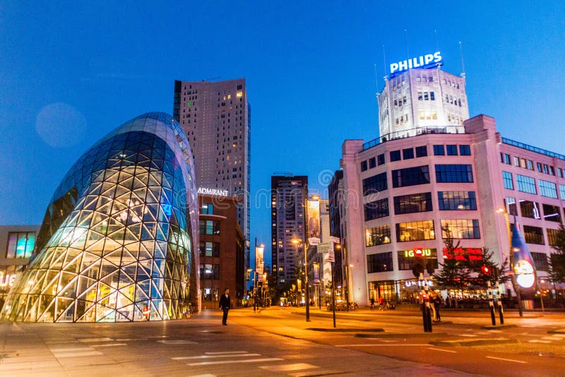 EINDHOVEN, DIE NIEDERLANDE - 29. AUGUST 2016: Moderne Architektur und Philips-Gebäude in Eindhove stockbild EINDHOVEN, DIE NIEDERLANDE - 29. AUGUST 2016: Moderne Architektur und Philips-Gebäude in Eindhove stockbild