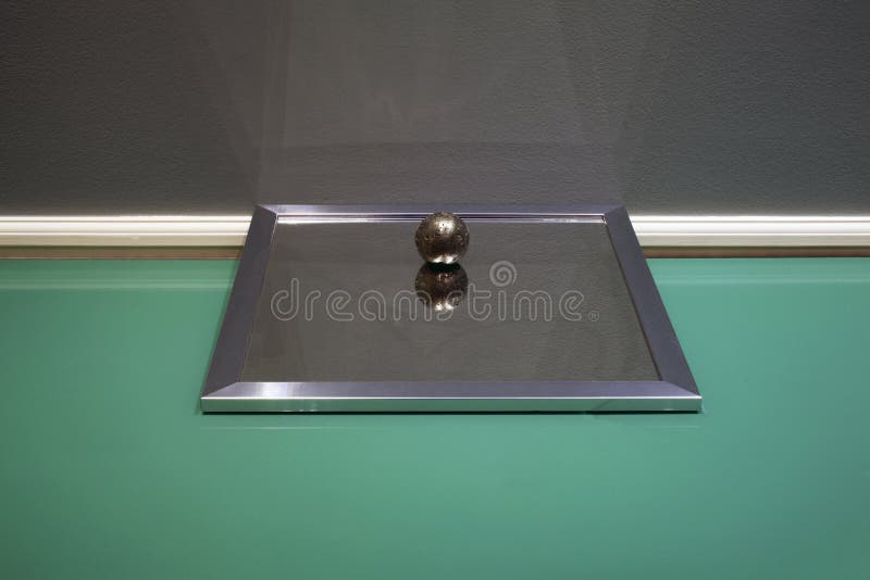 Eine abstrakte Installation gemacht vom Spiegel und ein Metallbereich auf einen Glastisch lizenzfreie stockbilder Eine abstrakte Installation gemacht vom Spiegel und ein Metallbereich auf einen Glastisch lizenzfreie stockbilder