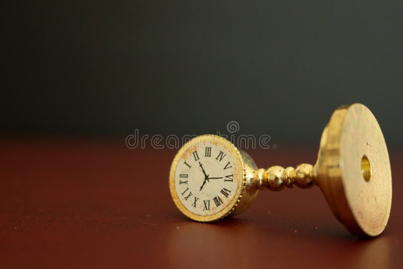 Eine alte goldene Uhr oder das Zeigen der Zeit aufpassen, die heraus läuft stockbilder Eine alte goldene Uhr oder das Zeigen der Zeit aufpassen, die heraus läuft stockbilder