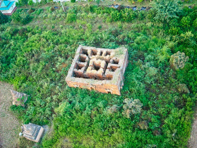 eine alte Hausruine von oben stockfotografie eine alte Hausruine von oben stockfotografie