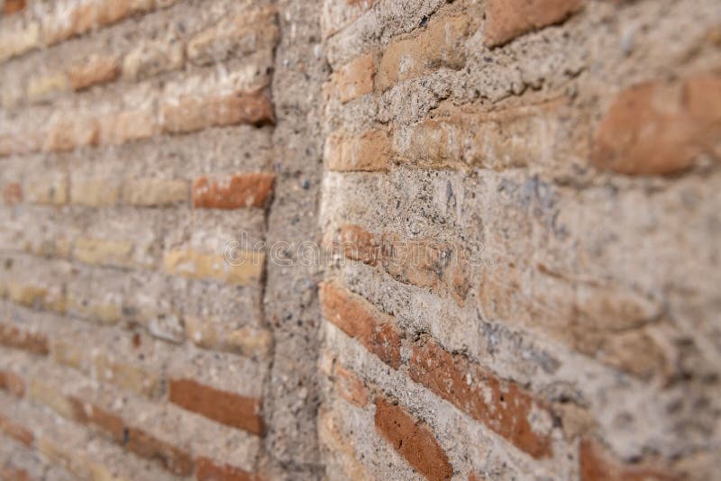 Eine alte Wand aus verwittertem Ziegelstein in Granada stockfotos