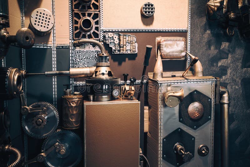Eine alte Weinlesewand mit Mechanismen in der steampunk Art lizenzfreies stockfoto Eine alte Weinlesewand mit Mechanismen in der steampunk Art lizenzfreies stockfoto