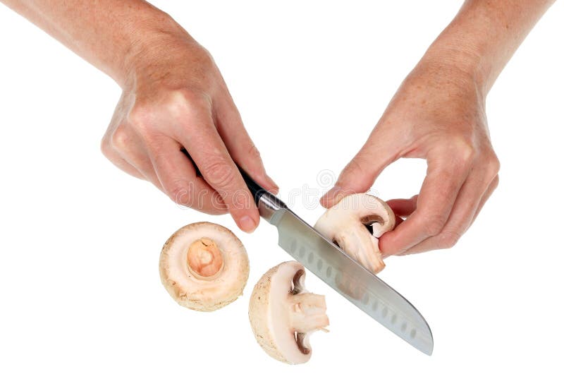 Eine alte ältere Frau hält einen Pilz in den Händen und schneidet ihn mit einem isoliertem Messer lizenzfreies stockfoto Eine alte ältere Frau hält einen Pilz in den Händen und schneidet ihn mit einem isoliertem Messer lizenzfreies stockfoto