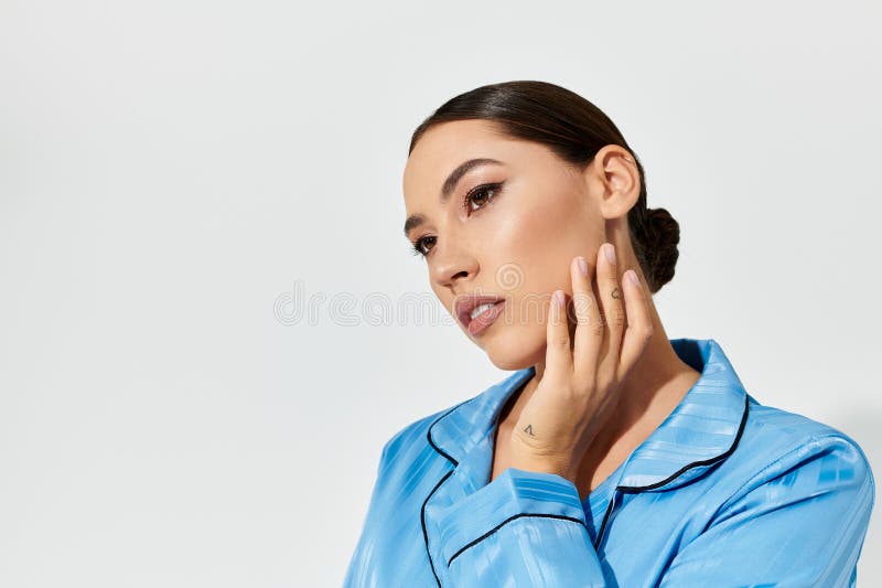 Eine anmutige junge Frau mit einem stockfotografie