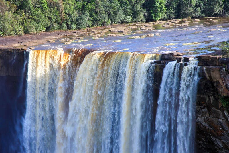 Eine Ansicht der Kaieteur-F?lle, Guyana Der Wasserfall ist einer der sch?nsten und majest?tischsten Wasserf?lle in der Welt lizenzfreie stockfotografie Eine Ansicht der Kaieteur-F?lle, Guyana Der Wasserfall ist einer der sch?nsten und majest?tischsten Wasserf?lle in der Welt lizenzfreie stockfotografie