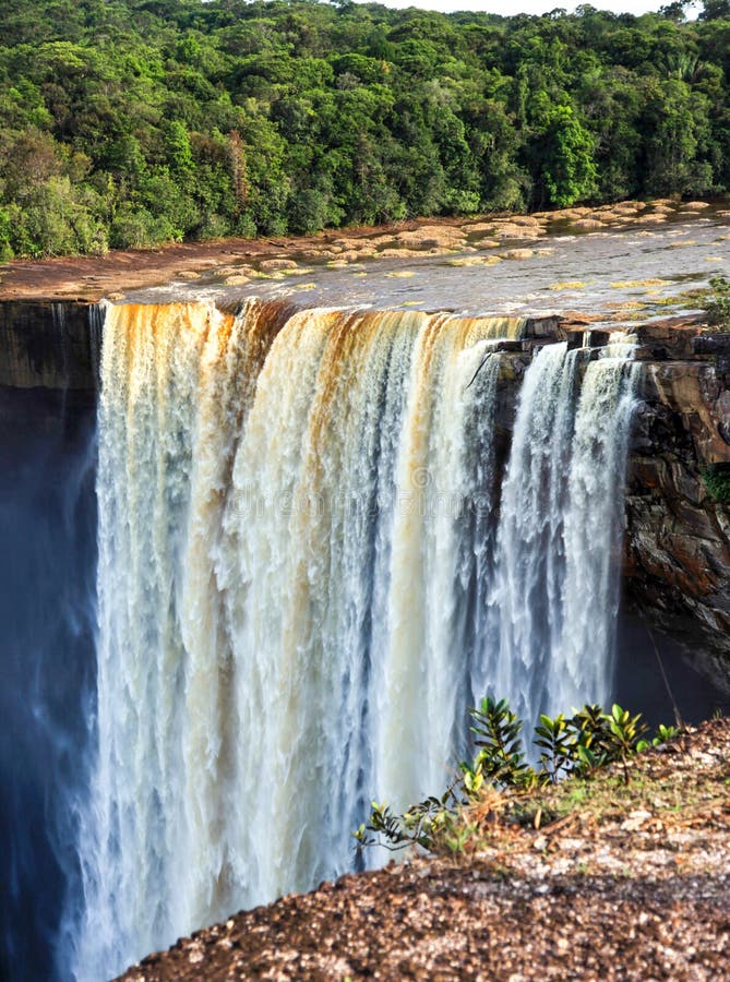 Eine Ansicht der Kaieteur-F?lle, Guyana Der Wasserfall ist einer der sch?nsten und majest?tischsten Wasserf?lle in der Welt stockfotos Eine Ansicht der Kaieteur-F?lle, Guyana Der Wasserfall ist einer der sch?nsten und majest?tischsten Wasserf?lle in der Welt stockfotos