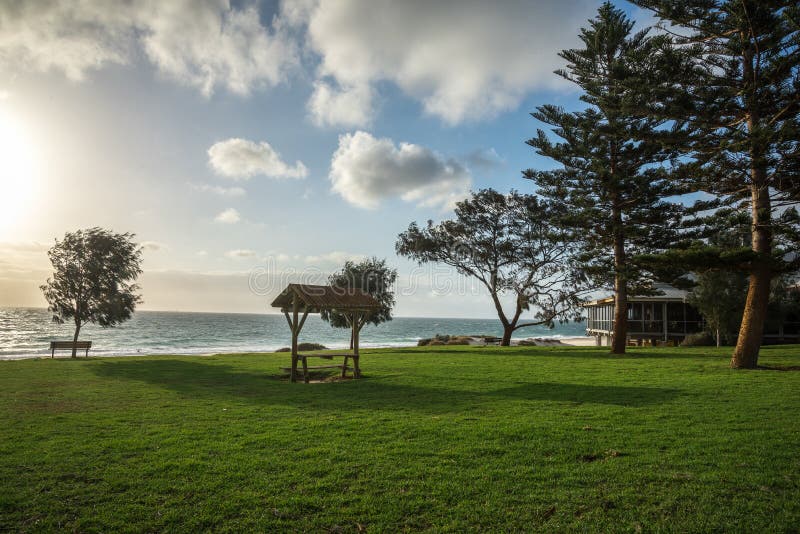 Eine Ansicht des Stadtstrandpicknick-Grasbereichs in Perth stockbilder