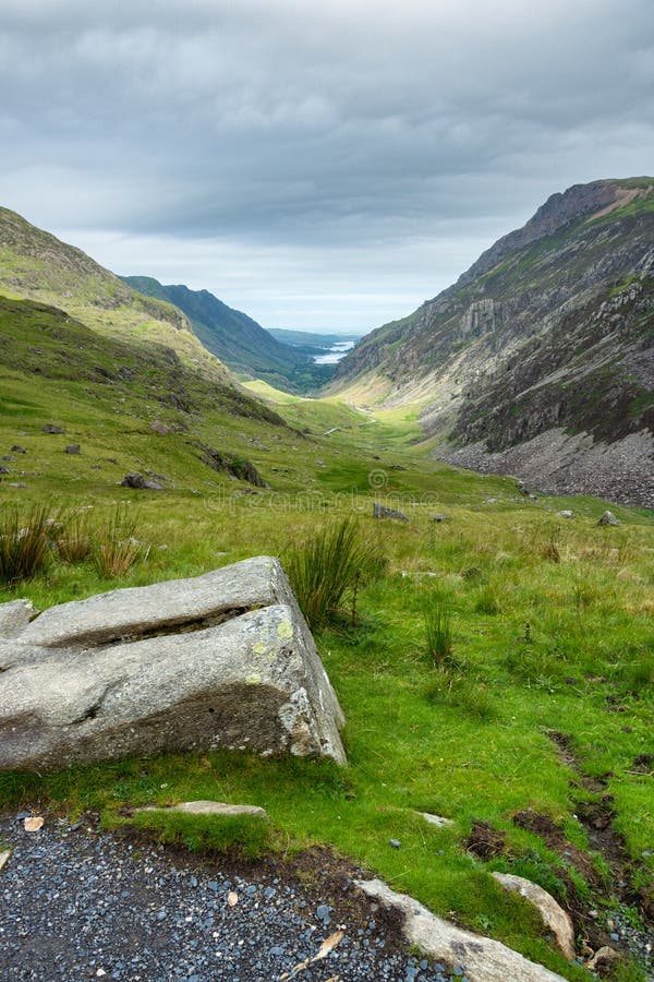 Eine Ansicht gesehen von der PYG-Bahn bis zu Snowdon-Berg lizenzfreie stockfotografie Eine Ansicht gesehen von der PYG-Bahn bis zu Snowdon-Berg lizenzfreie stockfotografie