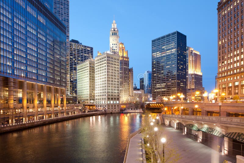 Eine Ansicht von Chicago River, von riverwalk und von Bürogebäuden am Stadtzentrum lizenzfreies stockfoto Eine Ansicht von Chicago River, von riverwalk und von Bürogebäuden am Stadtzentrum lizenzfreies stockfoto