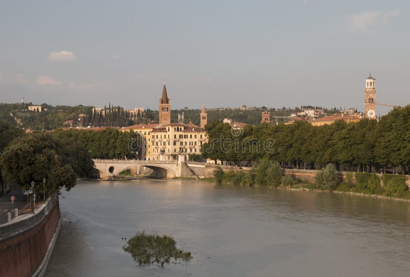 Eine Ansicht von der Etsch in Verona lizenzfreie stockfotografie Eine Ansicht von der Etsch in Verona lizenzfreie stockfotografie