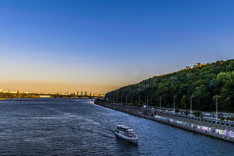 Eine Ansicht über den Dnipro-Fluss von der Brücke stockbild Eine Ansicht über den Dnipro-Fluss von der Brücke stockbild
