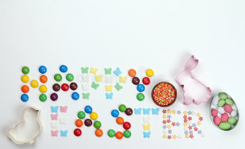 Eine Aufschrift von den mehrfarbigen Bonbons Fröhliche Ostern lizenzfreies stockfoto Eine Aufschrift von den mehrfarbigen Bonbons Fröhliche Ostern lizenzfreies stockfoto