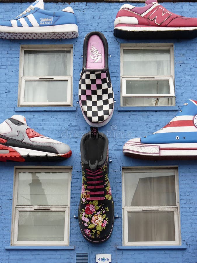 Schuhe, Die An Der Wand Hängen Redaktionelles Stockfoto Bild von