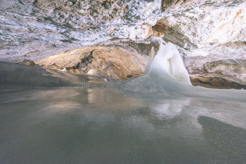 Eine bunte Ansicht der Eishöhle im Gletscher in Slowakei-vint lizenzfreies stockbild