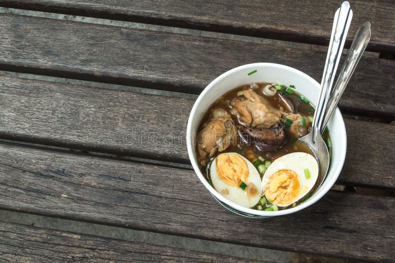 Eine chinesische Rollennudelsuppe mit gekochtem Ei auf der hölzernen Tabelle stockfotos Eine chinesische Rollennudelsuppe mit gekochtem Ei auf der hölzernen Tabelle stockfotos