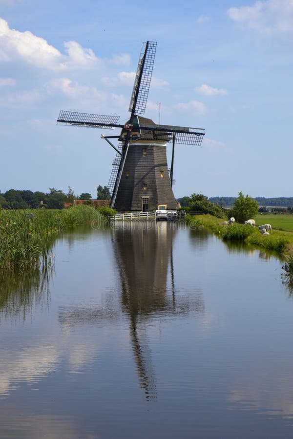 Eine der Mühlen des Molendriegang, drei Windmühlen, im Bereich von Leidschendam lizenzfreie stockfotografie Eine der Mühlen des Molendriegang, drei Windmühlen, im Bereich von Leidschendam lizenzfreie stockfotografie