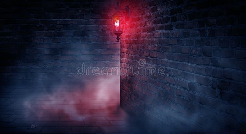 Eine dunkle Straße, eine rote Laterne, eine Backsteinmauer, Rauch, eine Ecke des Gebäudes, ein Laternenglänzen stockbilder Eine dunkle Straße, eine rote Laterne, eine Backsteinmauer, Rauch, eine Ecke des Gebäudes, ein Laternenglänzen stockbilder