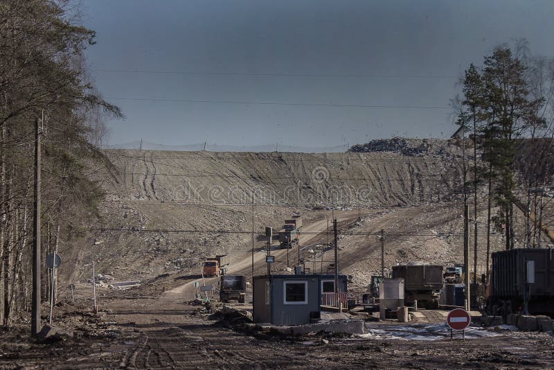 Eine enorme M?llkippe Entleerung von M?llwagen am Dump lizenzfreies stockfoto Eine enorme M?llkippe Entleerung von M?llwagen am Dump lizenzfreies stockfoto