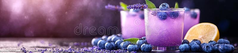 Eine erfrischende Blueberge Lemonade mit Eis und Blasen lizenzfreie abbildung