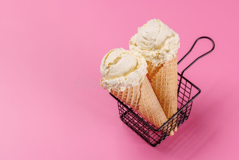 Eine erfrischende Eiscreme, die sich auf einem lebhaften rosa Hintergrund abspielt stockfoto