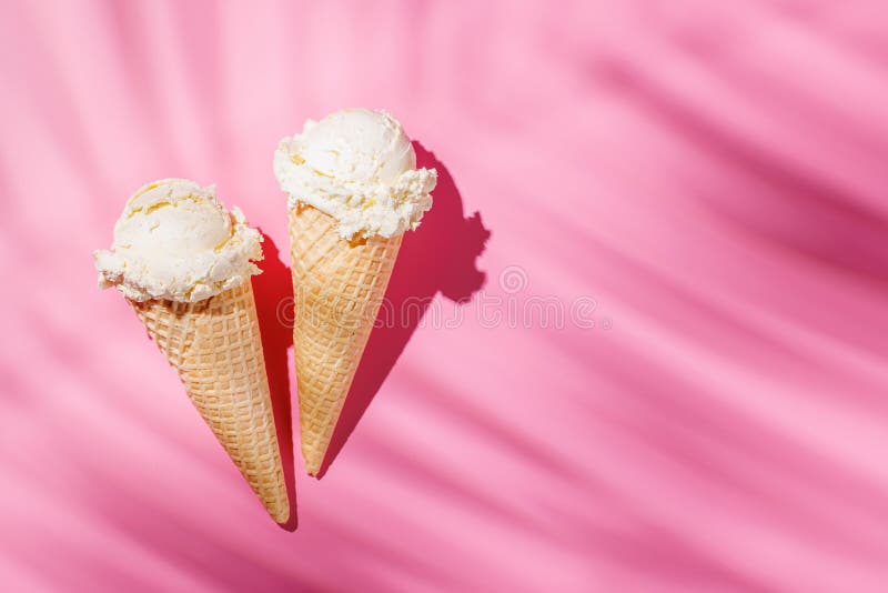 Eine erfrischende Eiscreme, die sich auf einem lebhaften rosa Hintergrund abspielt stockfoto