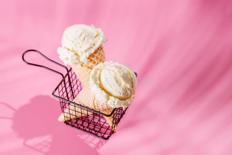Eine erfrischende Eiscreme, die sich auf einem lebhaften rosa Hintergrund abspielt lizenzfreie stockfotos