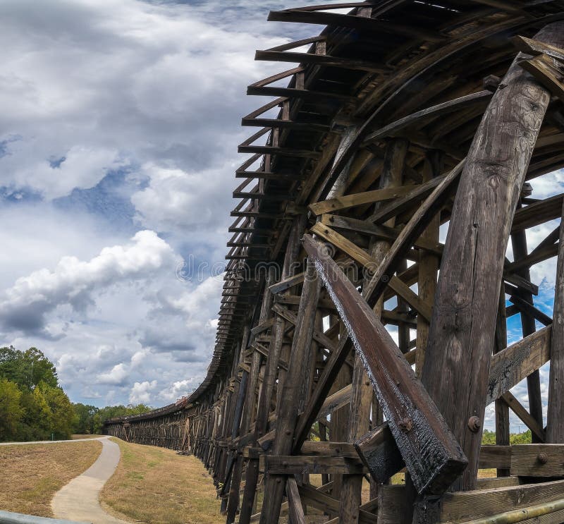 Eine erhöhte Bahnstrecke-Überschrift in Richtung zum Fluss lizenzfreies stockfoto Eine erhöhte Bahnstrecke-Überschrift in Richtung zum Fluss lizenzfreies stockfoto