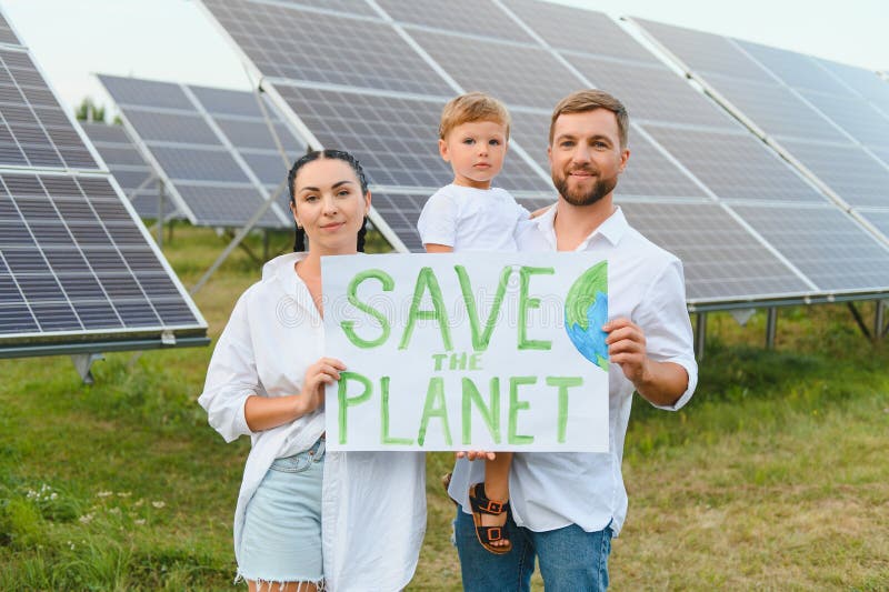 Eine Familie von Aktivisten und Naturschützern steht mit einem Poster über den Schutz der Natur vor dem Hintergrund stockbilder