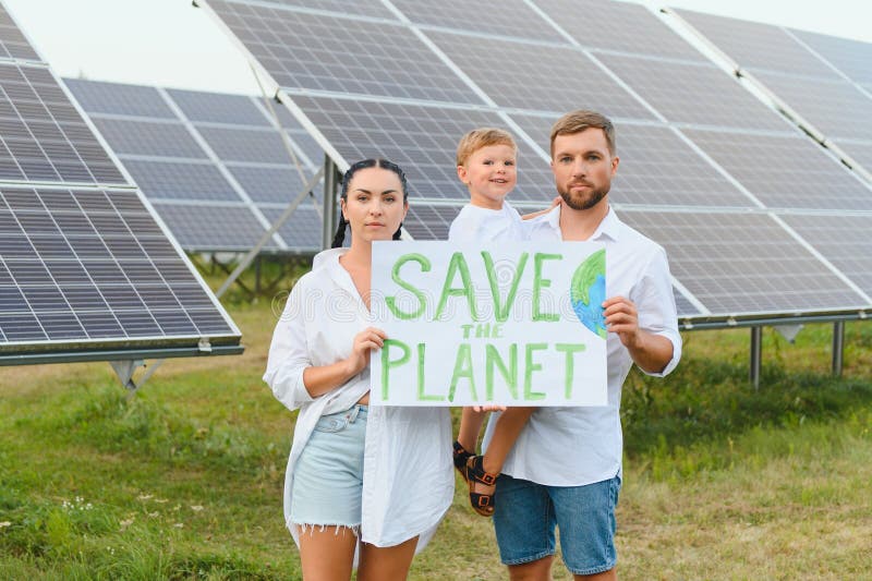 Eine Familie von Aktivisten und Naturschützern steht mit einem Poster über den Schutz der Natur vor dem Hintergrund stockbild