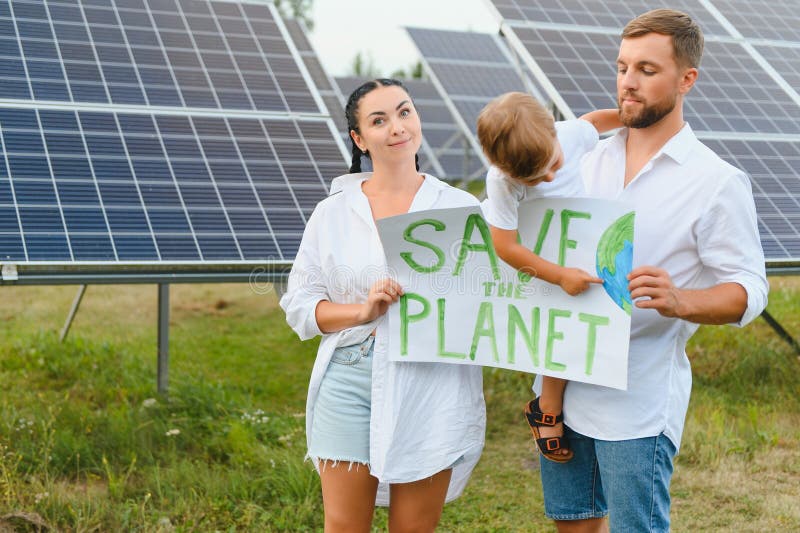Eine Familie von Aktivisten und Naturschützern steht mit einem Poster über den Schutz der Natur vor dem Hintergrund lizenzfreie stockfotografie