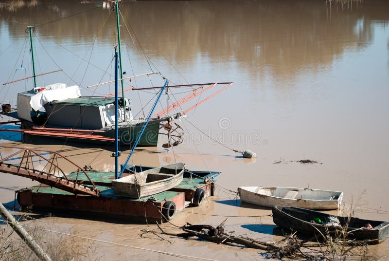 eine fluviale Werkstatt, die mit Schlamm bedeckt wird, wird durch einen überschwemmten Fluss umgeben lizenzfreies stockbild eine fluviale Werkstatt, die mit Schlamm bedeckt wird, wird durch einen überschwemmten Fluss umgeben lizenzfreies stockbild