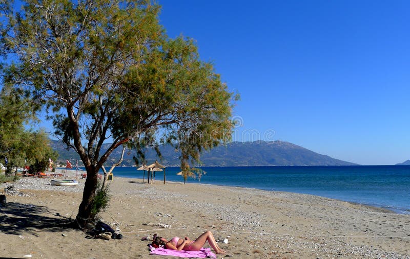 Eine Frau auf dem Strand auf der Insel von Samos Griechenland lizenzfreie stockbilder Eine Frau auf dem Strand auf der Insel von Samos Griechenland lizenzfreie stockbilder
