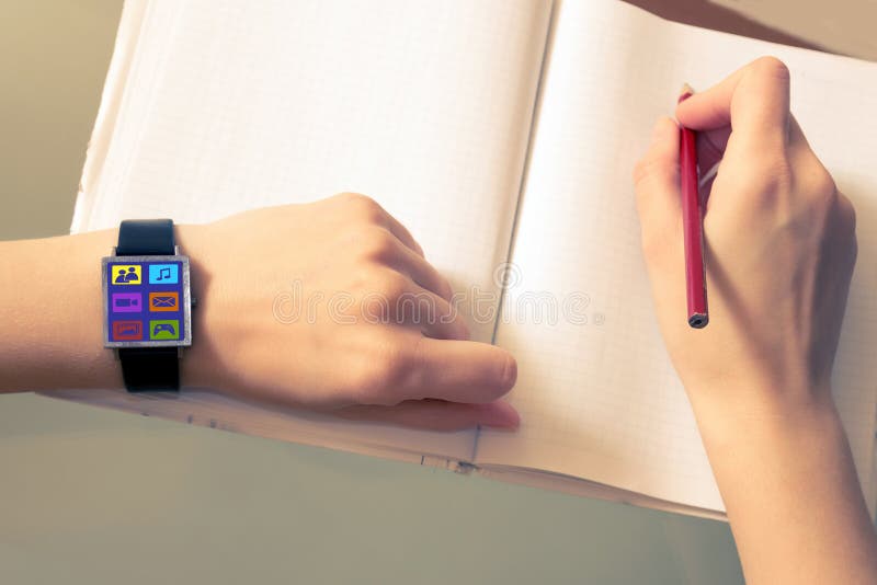 Eine Frau benutzt soziale Netzwerke mit einer intelligenten Uhr Ikonen des Social Networking Eine intelligente Uhr auf einer Frau lizenzfreie stockbilder Eine Frau benutzt soziale Netzwerke mit einer intelligenten Uhr Ikonen des Social Networking Eine intelligente Uhr auf einer Frau lizenzfreie stockbilder