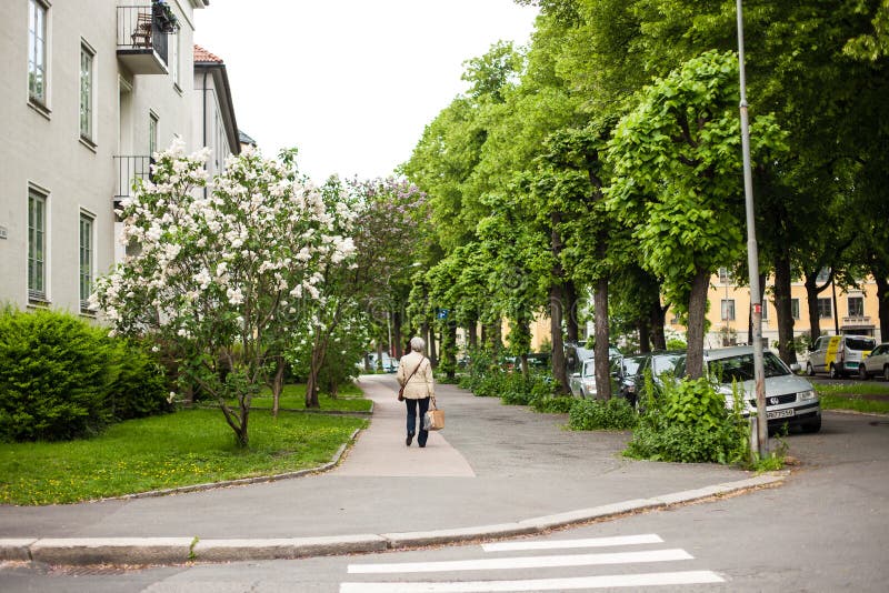 Eine Frau der älteren Personen kreuzt die Straße in Oslo, Norwegen stockfoto Eine Frau der älteren Personen kreuzt die Straße in Oslo, Norwegen stockfoto