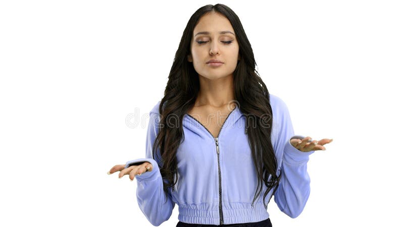 Eine Frau, die auf weißem Hintergrund dicht sitzt, breitet sich ihre Arme aus stockfotografie