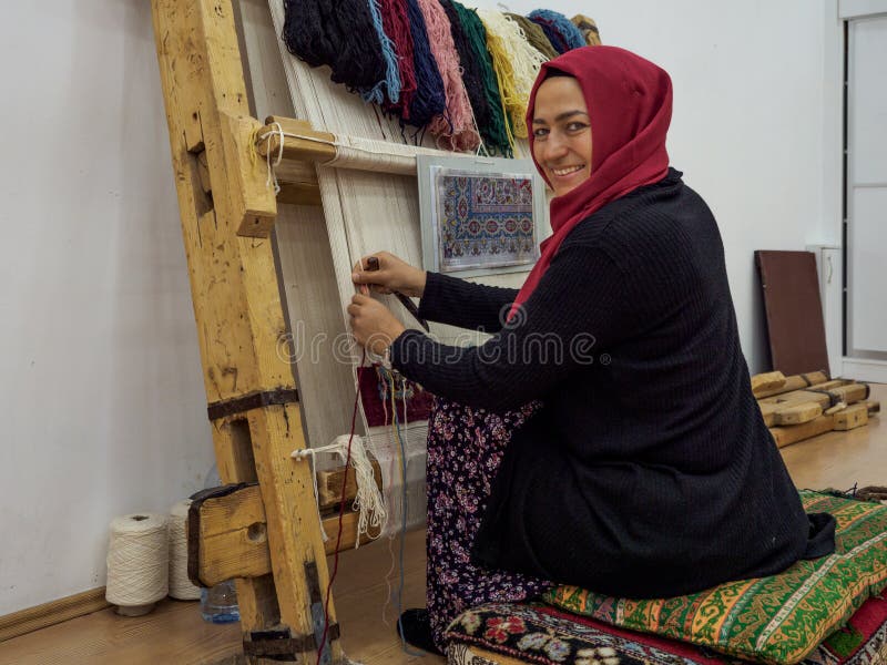 Eine Frau, die den traditionellen türkischen Teppich spinnt stockbilder Eine Frau, die den traditionellen türkischen Teppich spinnt stockbilder