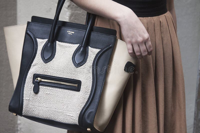 Eine Frau, die eine Celine-Handtasche hält stockbilder Eine Frau, die eine Celine-Handtasche hält stockbilder