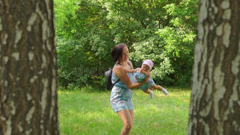 Eine Frau dreht ein Baby in ihren Armen